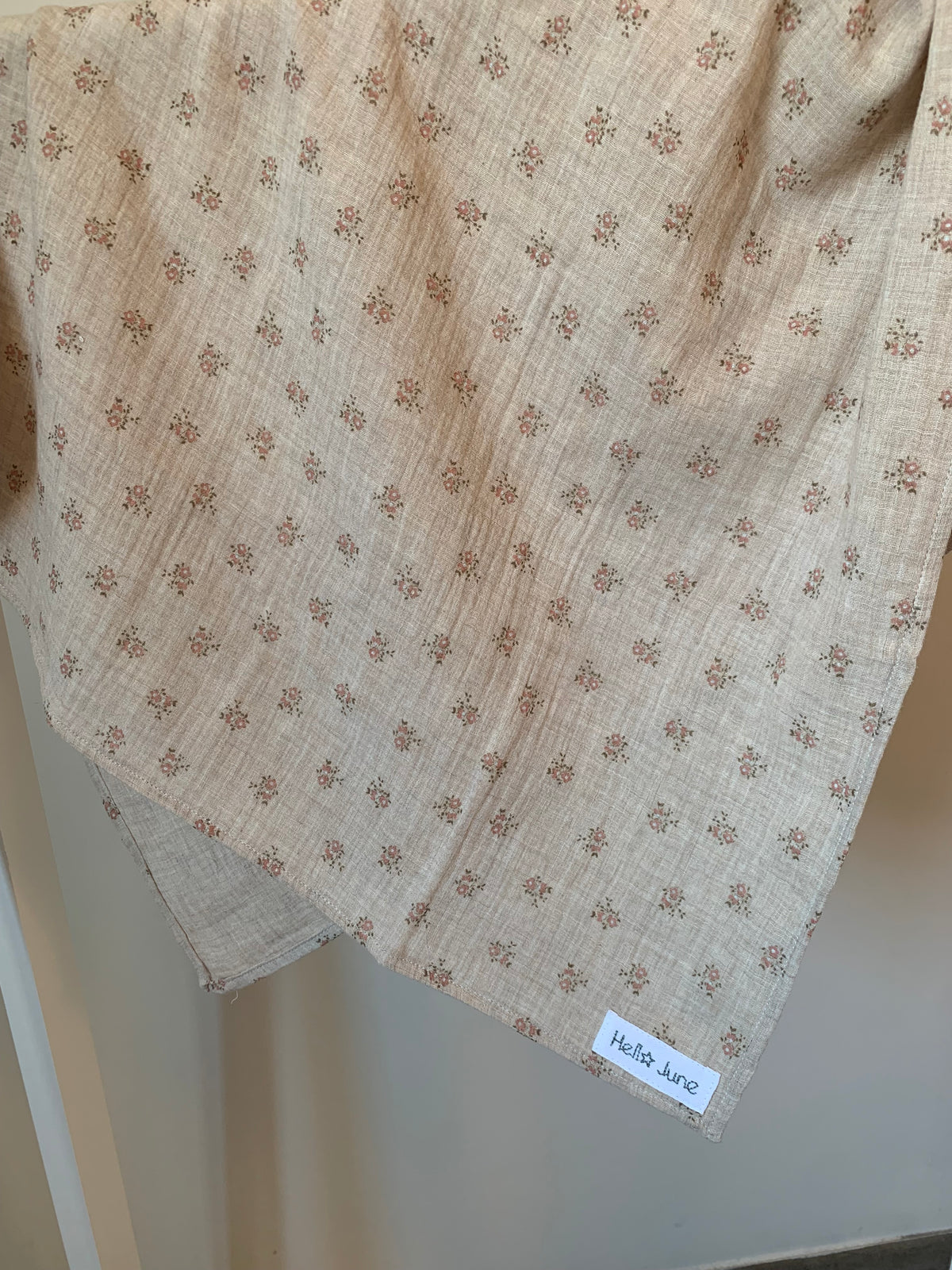 Lange en gaze de coton beige et petites fleurs  70 x 70 cm 
