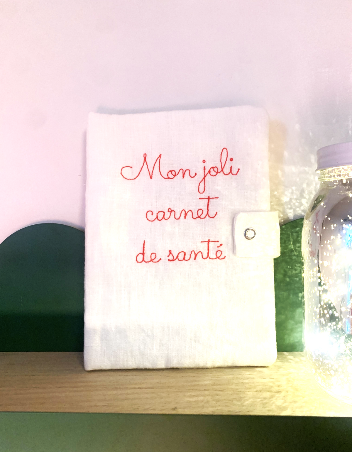 Protège carnet de santé lin blanc broderie rose fluo "mon joli carnet de santé"