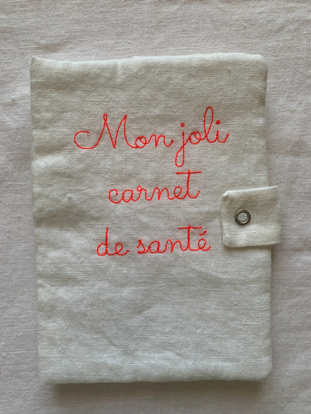 Protège carnet de santé lin blanc broderie rose fluo "mon joli carnet de santé"
