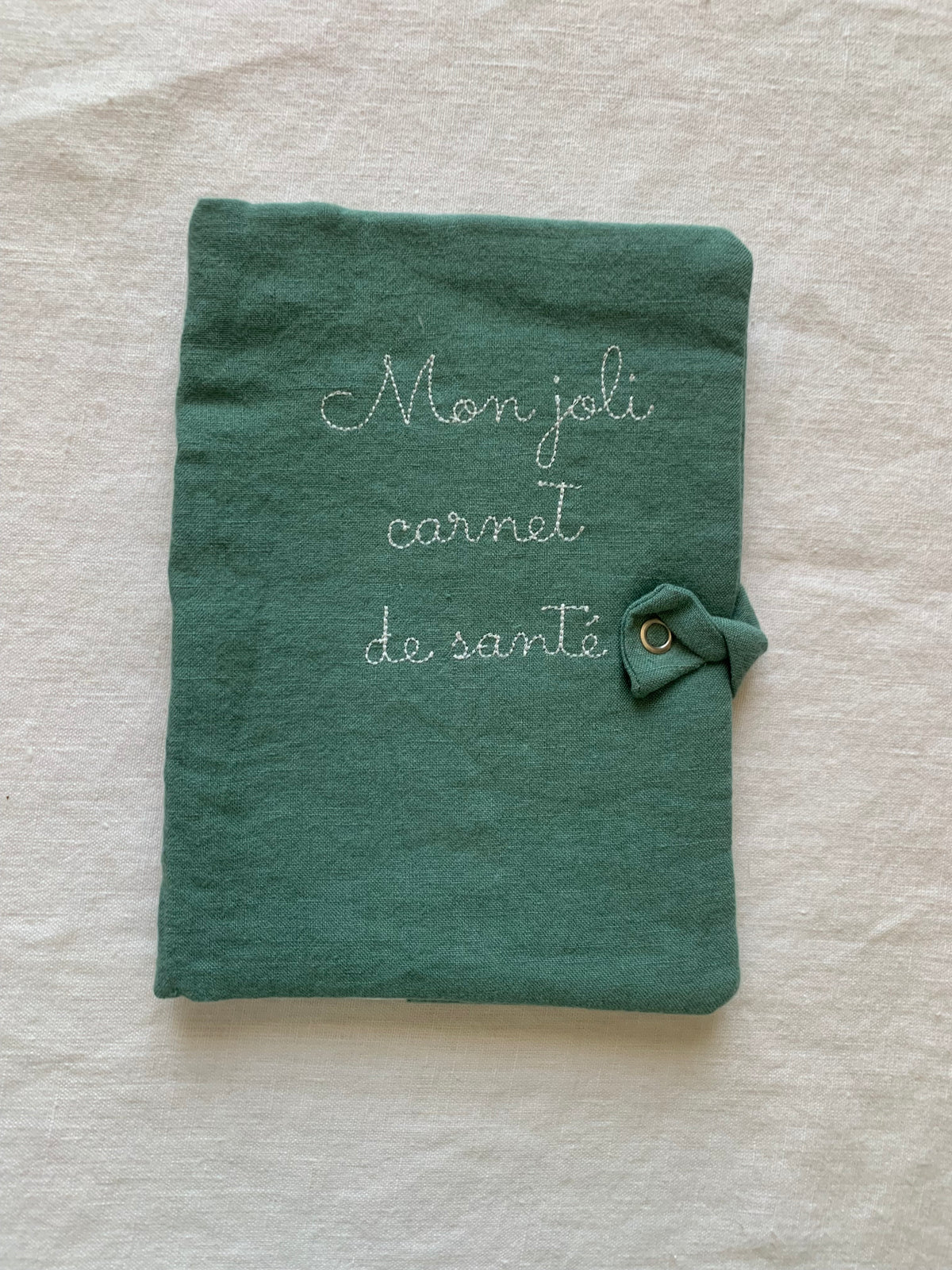 Protège carnet de santé lin vert sapin broderie fine blanche "mon joli carnet de santé"