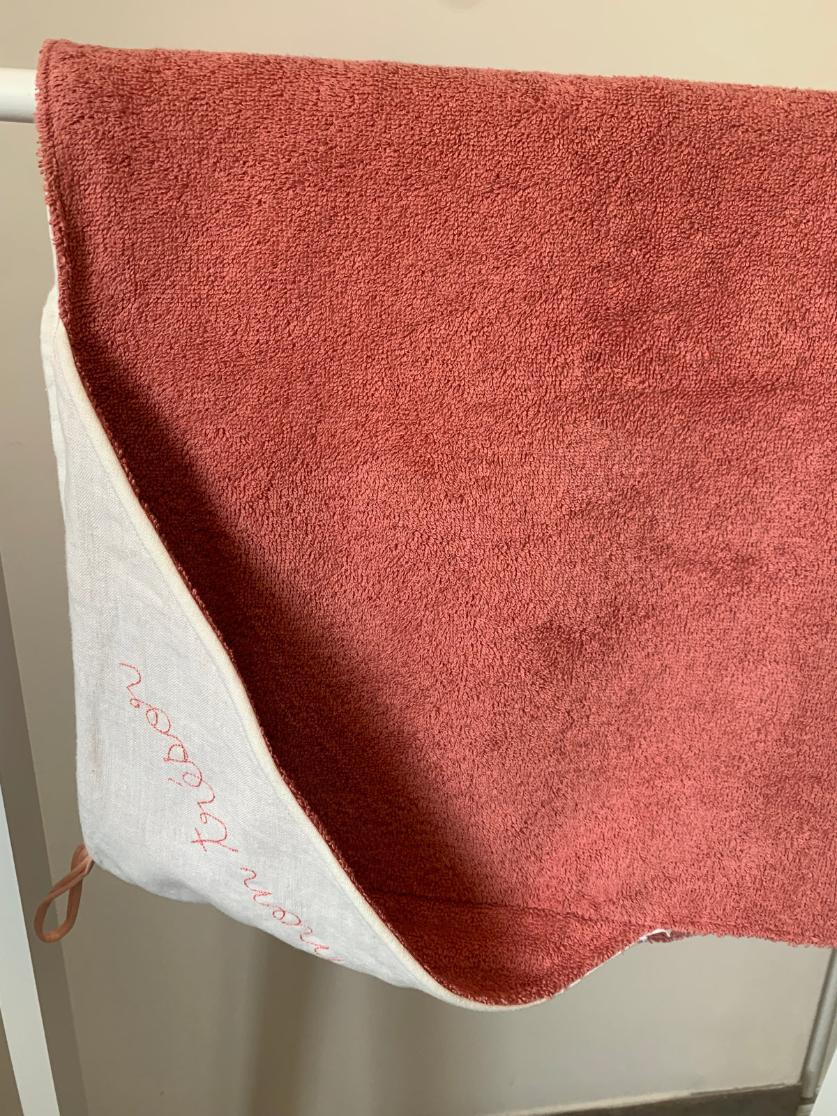 Sortie de bain lin lavé blanc et éponge vieux rose