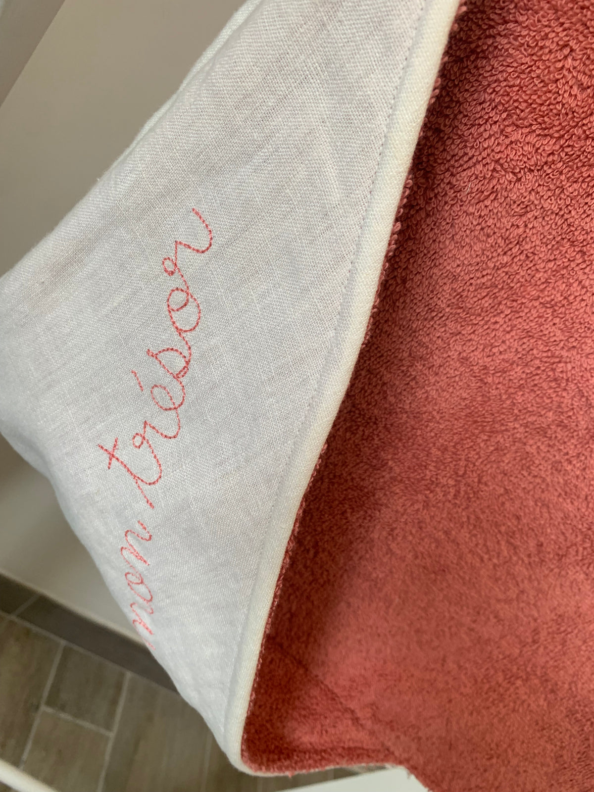 Sortie de bain lin lavé blanc et éponge vieux rose
