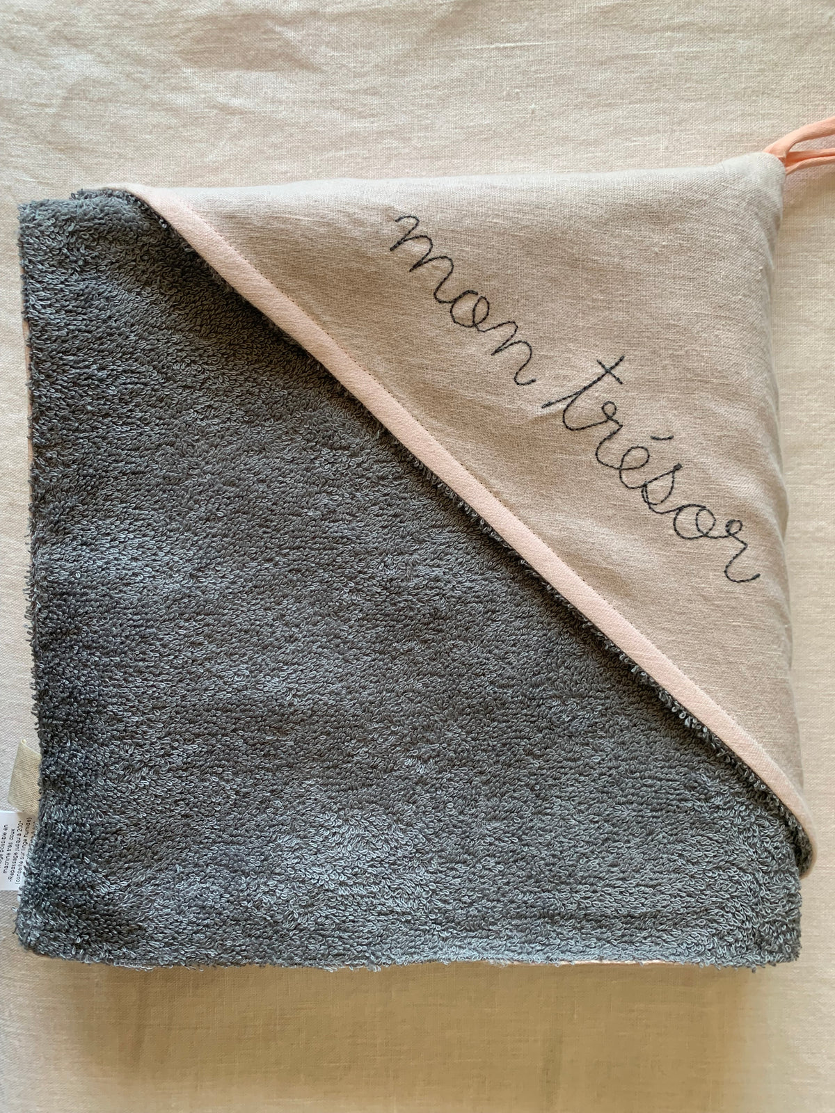 Sortie de bain lin lavé rose pale et éponge grise boderie "mon trésor" grise
