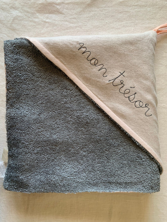 Sortie de bain lin lavé rose pale et éponge grise boderie "mon trésor" grise