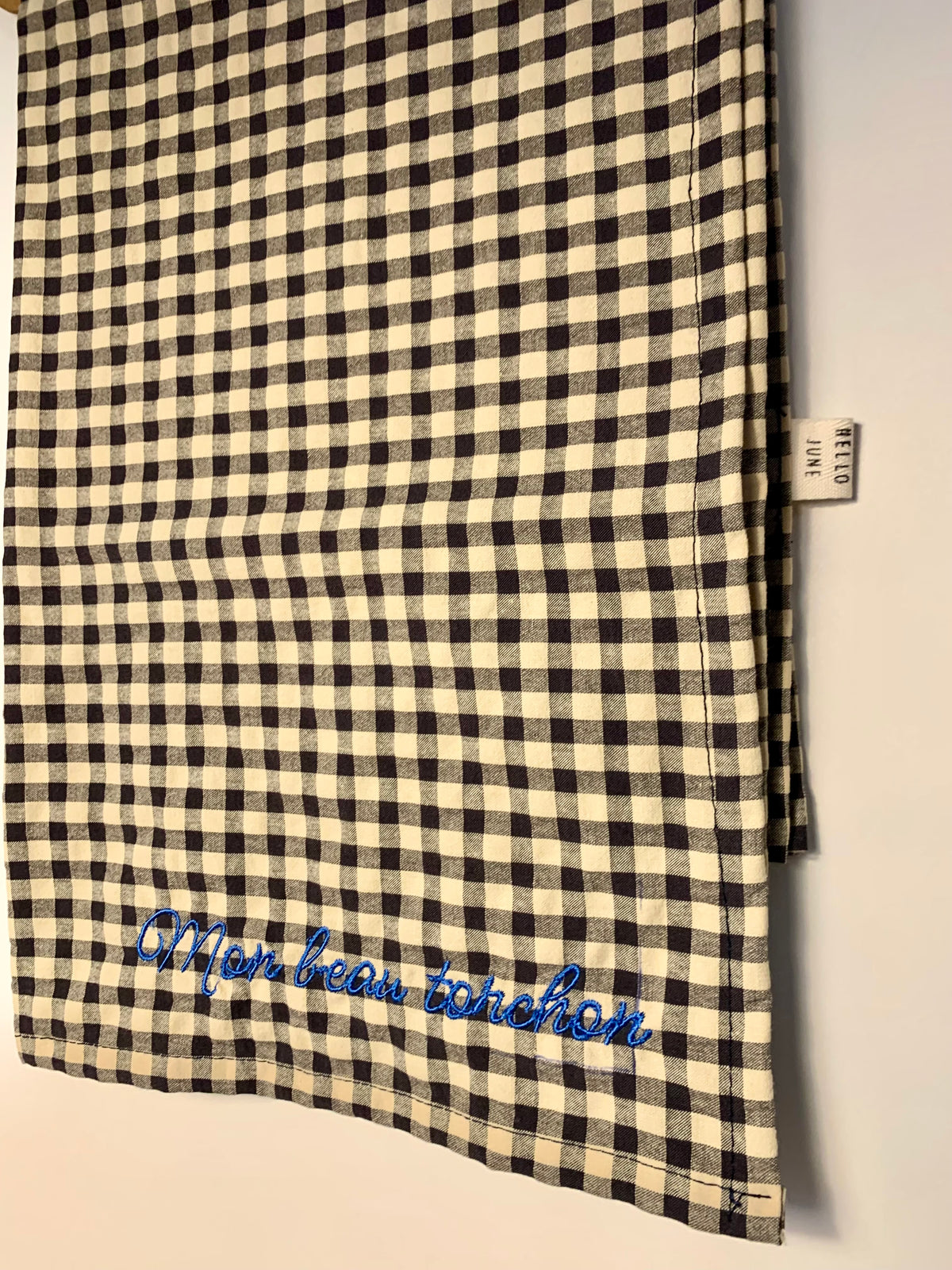 Torchon petits carreaux noirs et écru broderie bleu petrole