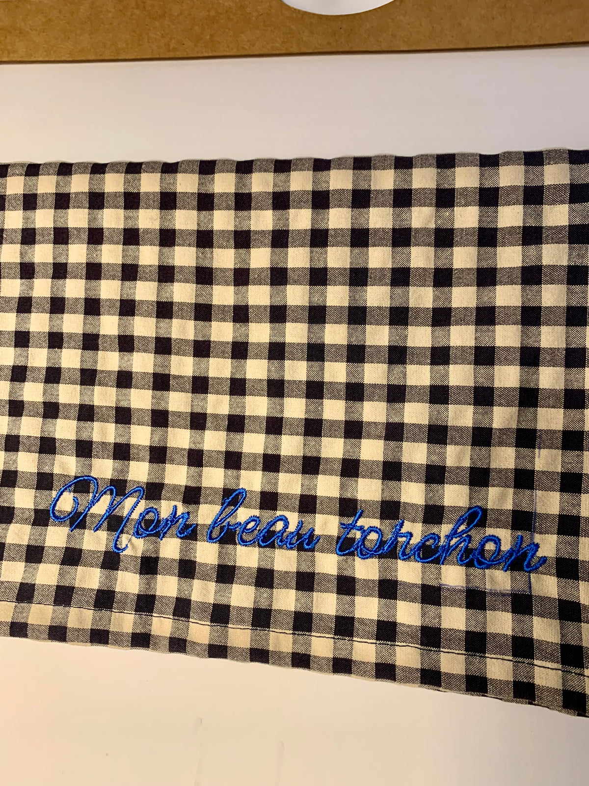 Torchon petits carreaux noirs et écru broderie bleu petrole