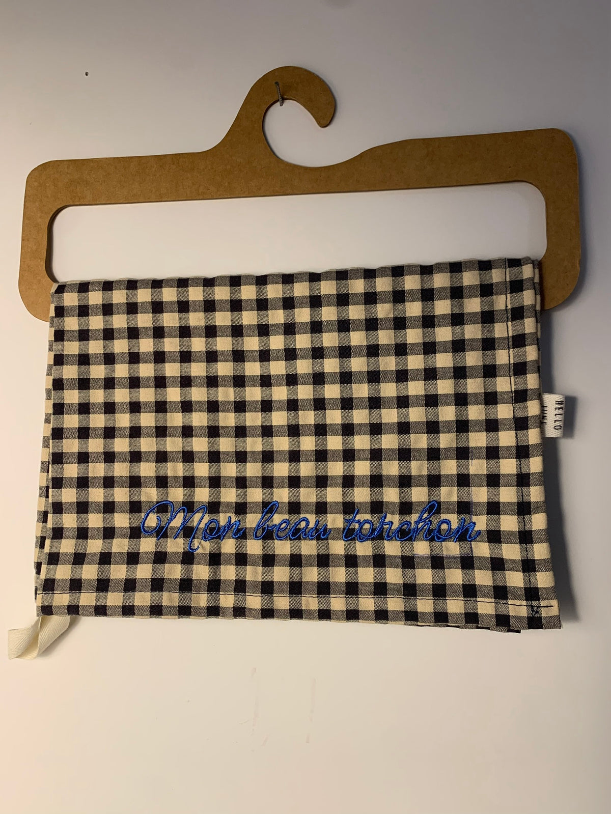 Torchon petits carreaux noirs et écru broderie bleu petrole