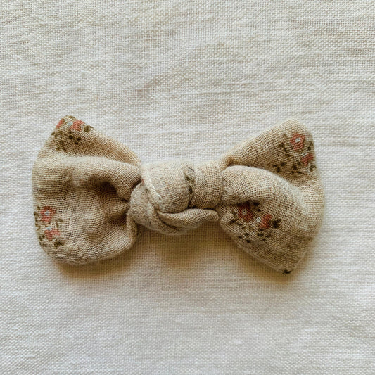 barrette en forme de nœud en gaze de coton beige et fleurs 