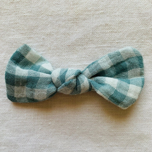 Barrette en forme de noeud en gaze de coton a petits carreaux verts et blancs