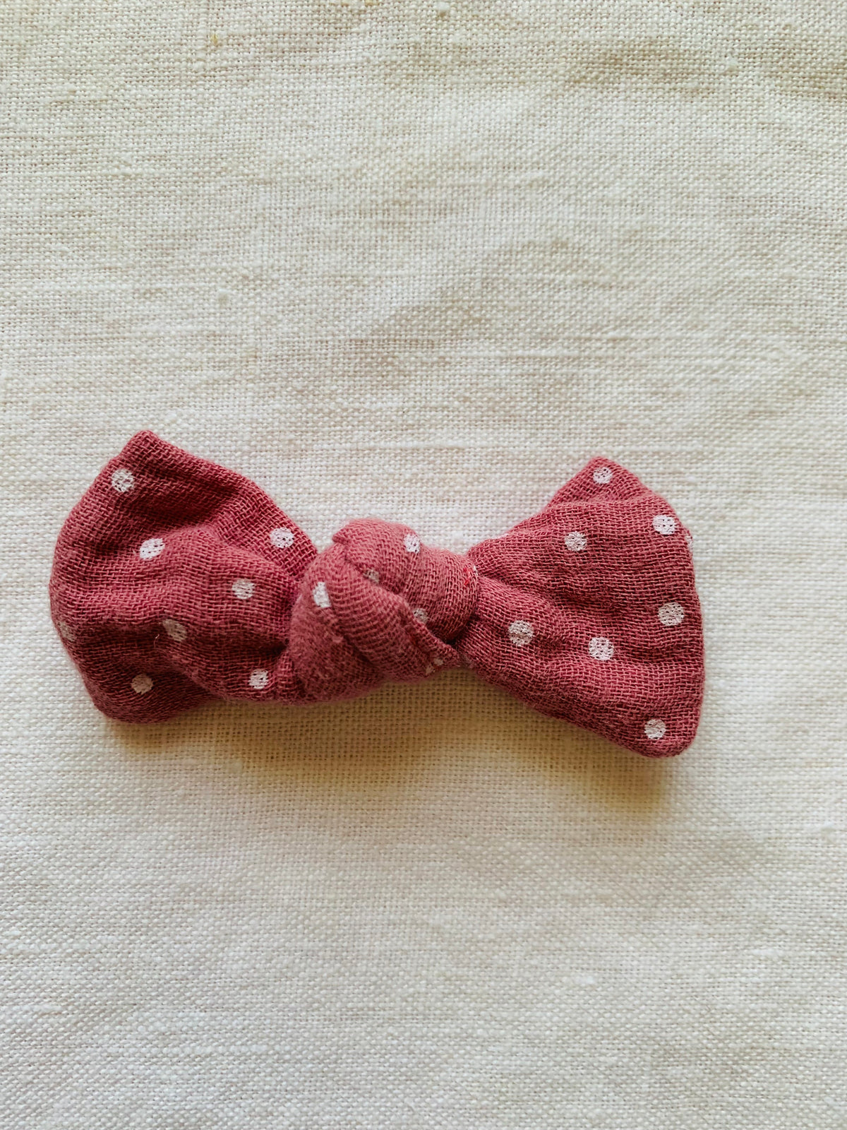 Jolie barrette en forme de nœud en gaze de coton vieux rose et à pois blancs