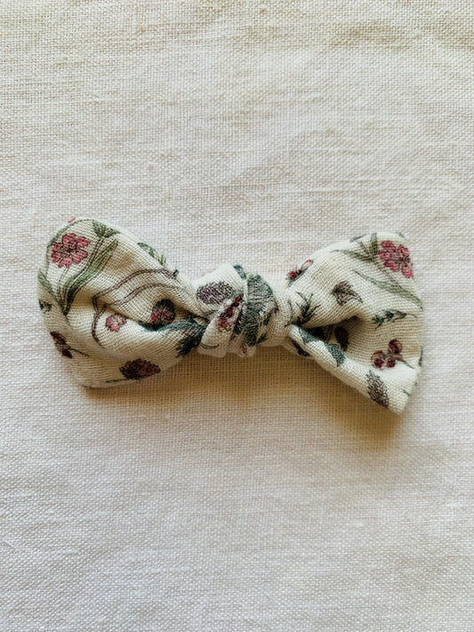 Jolie barrette en forme de nœud en gaze de coton écru et à petites fleurs