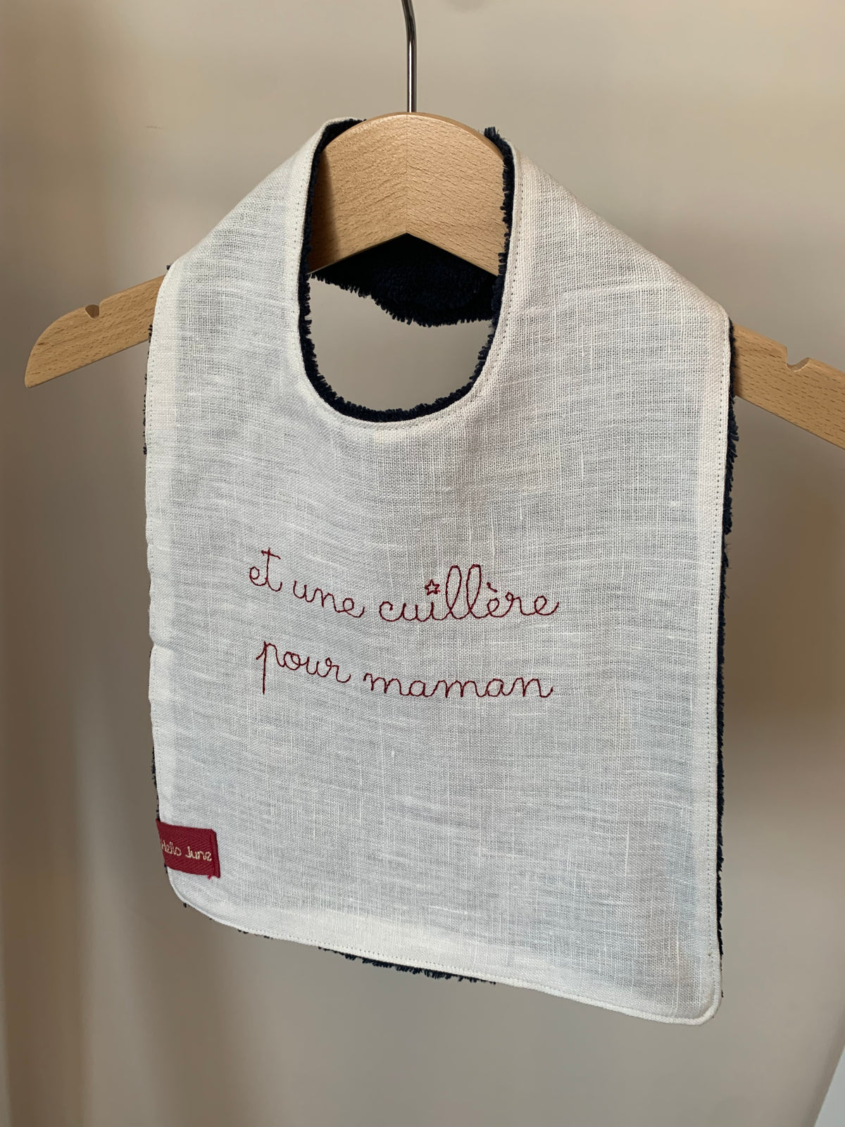 bavoir lin blanc douillette marine avec broderie  cerise "Et une cuillère pour maman"