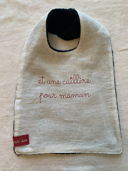bavoir en lin lavé blanc et en douillette de coton marine avec broderie fine "et une cuillère pour maman" rose fluo fermé par une pression