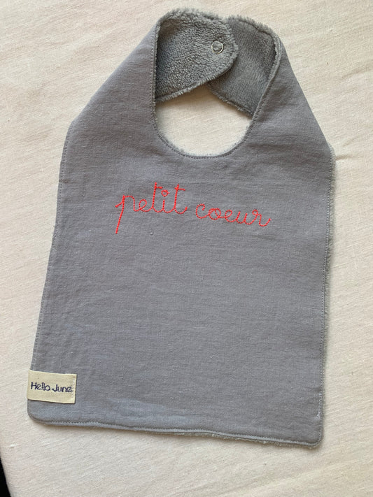 bavoir en lin lavé gris et en douillette de coton grise avec broderie fine "petit coeur" rose fluo fermé par une pression