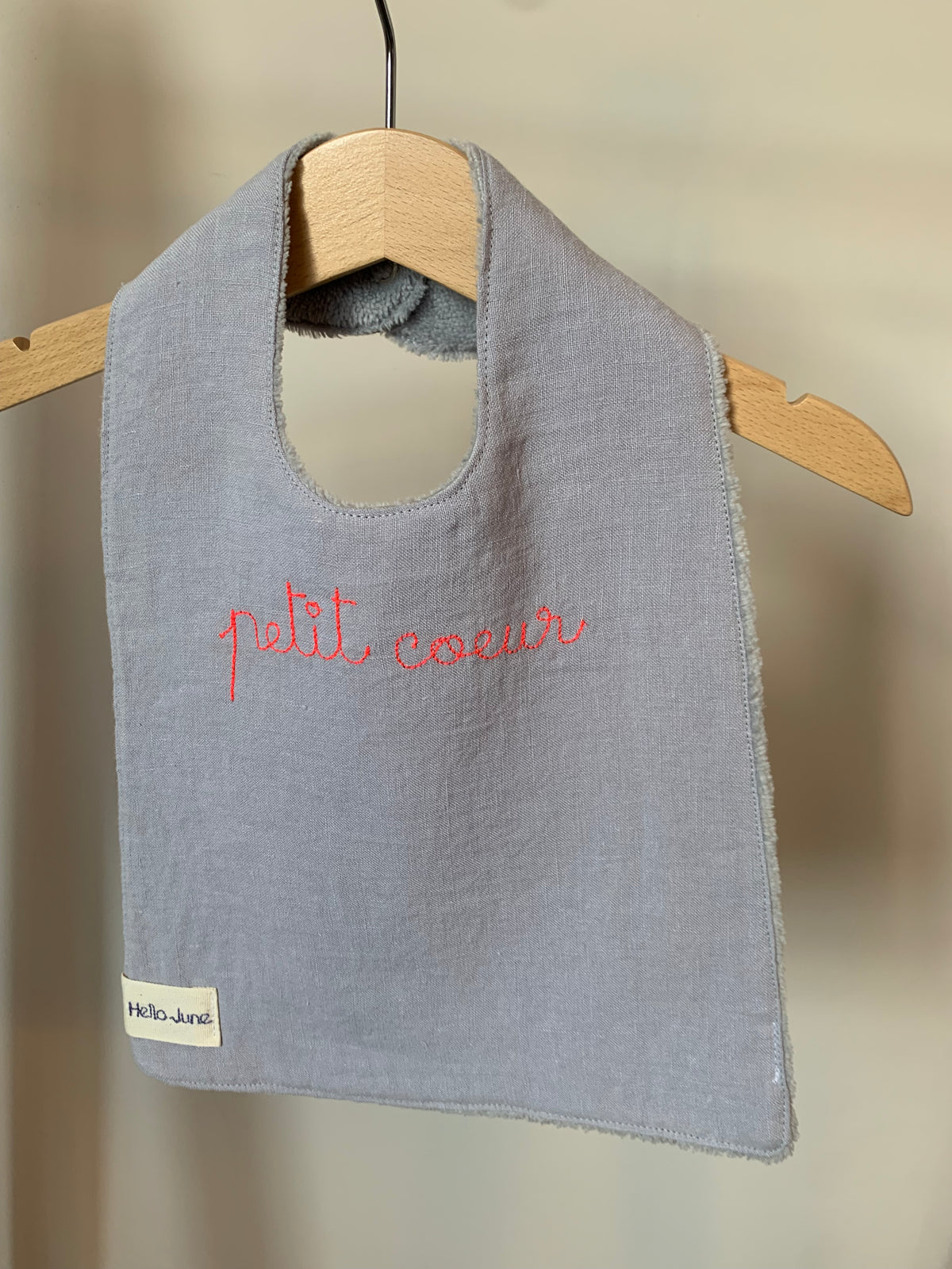 bavoir en lin lavé gris et en douillette de coton grise avec broderie fine "petit coeur" rose fluo fermé par une pression