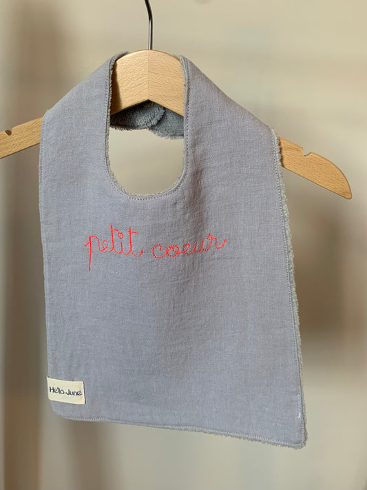 bavoir en lin lavé gris et en douillette de coton grise avec broderie fine "petit coeur" rose fluo fermé par une pression