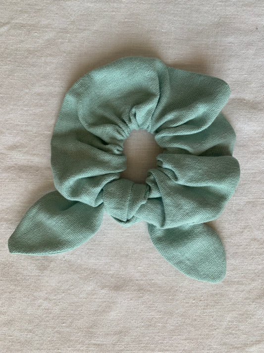 chouchou attache cheveux en lin lavé vert amande