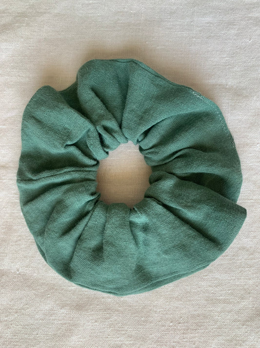 chouchou attache cheveux en lin lavé vert sapin 