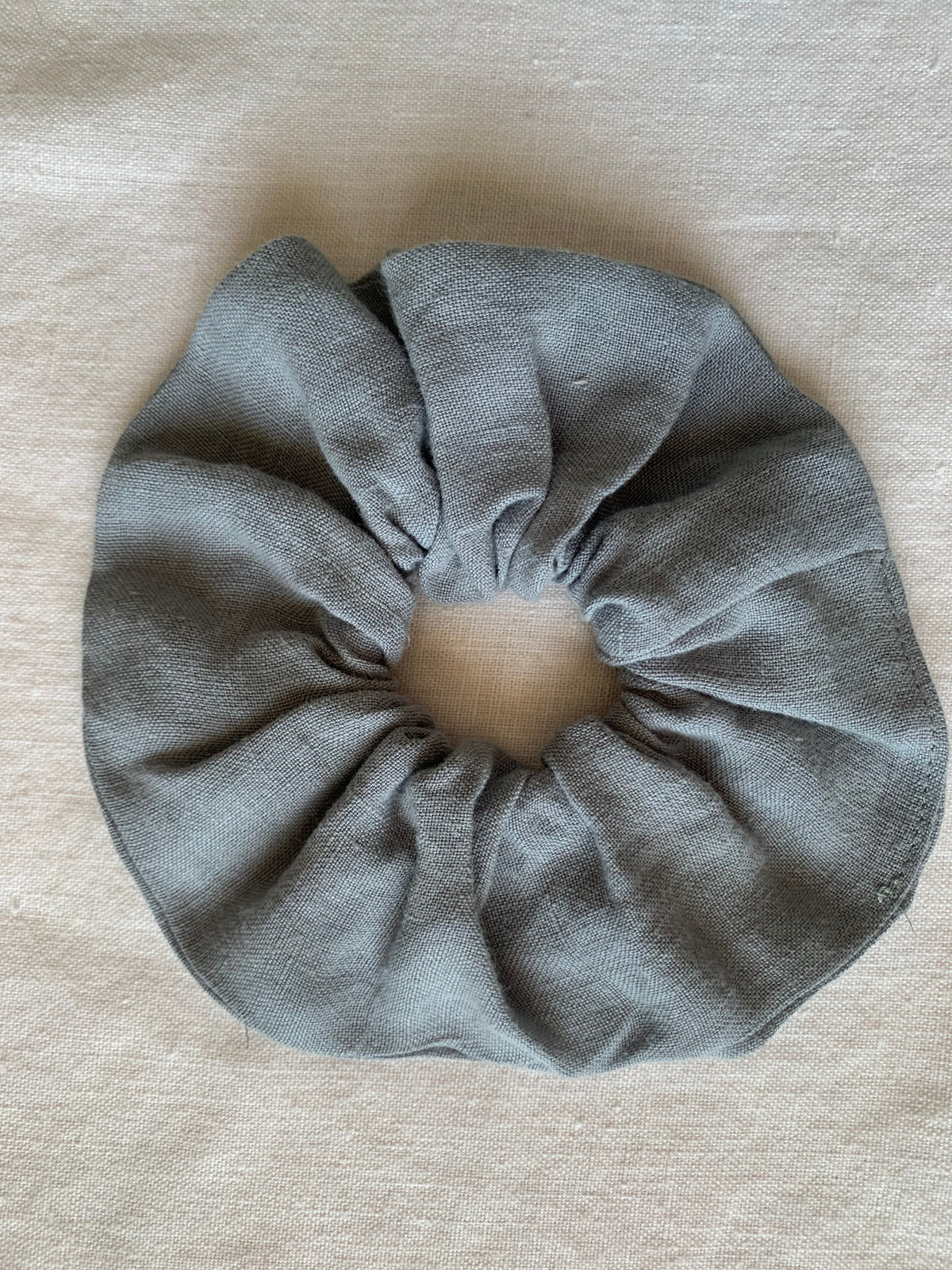 chouchou en lin lavé gris pour attacher les cheveux