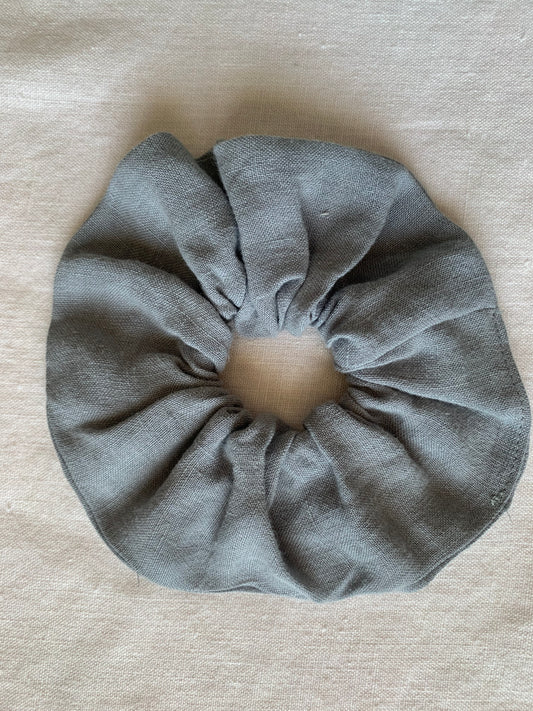 chouchou en lin lavé gris pour attacher les cheveux