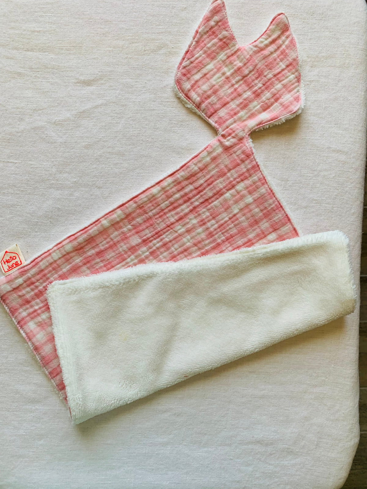 doudou plat en forme renard en gaze de coton carreaux petits rose et blancs et douillette banche