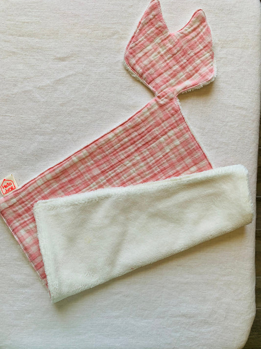 doudou plat en forme renard en gaze de coton carreaux petits rose et blancs et douillette banche
