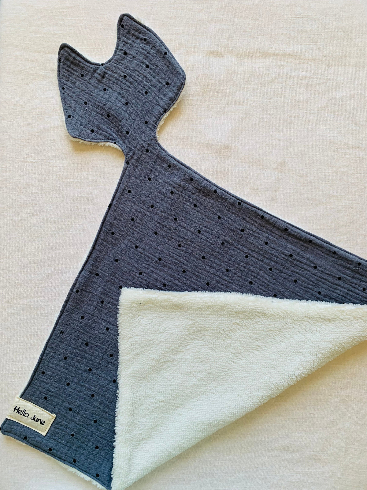 doudou plat en forme renard en gaze de coton bleus pois noirs et douillette banche