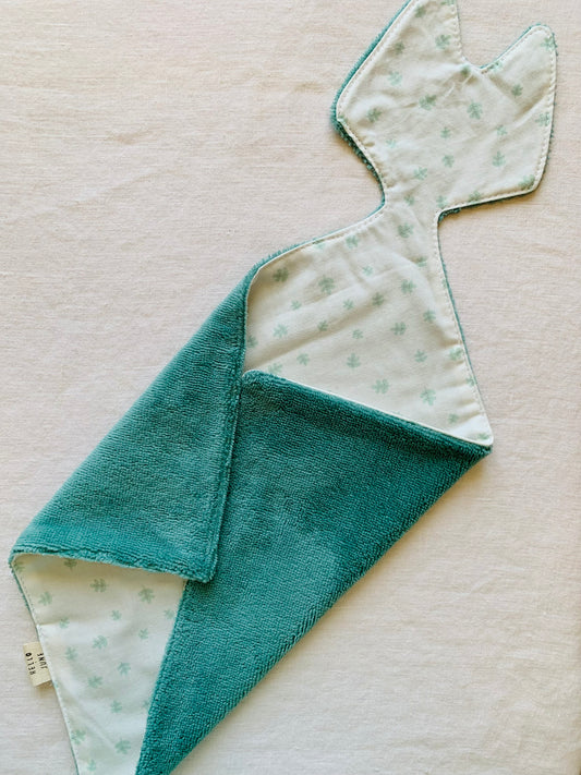 doudou plat en forme renard en coton fond blanc petites feuilles vertes et douillette verte