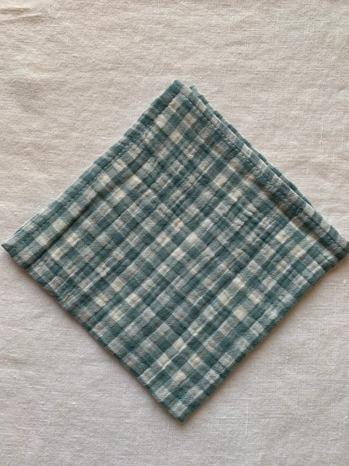 serviette table gaze de coton petit 30 x 30 cm carreaux écru et vert sauge
