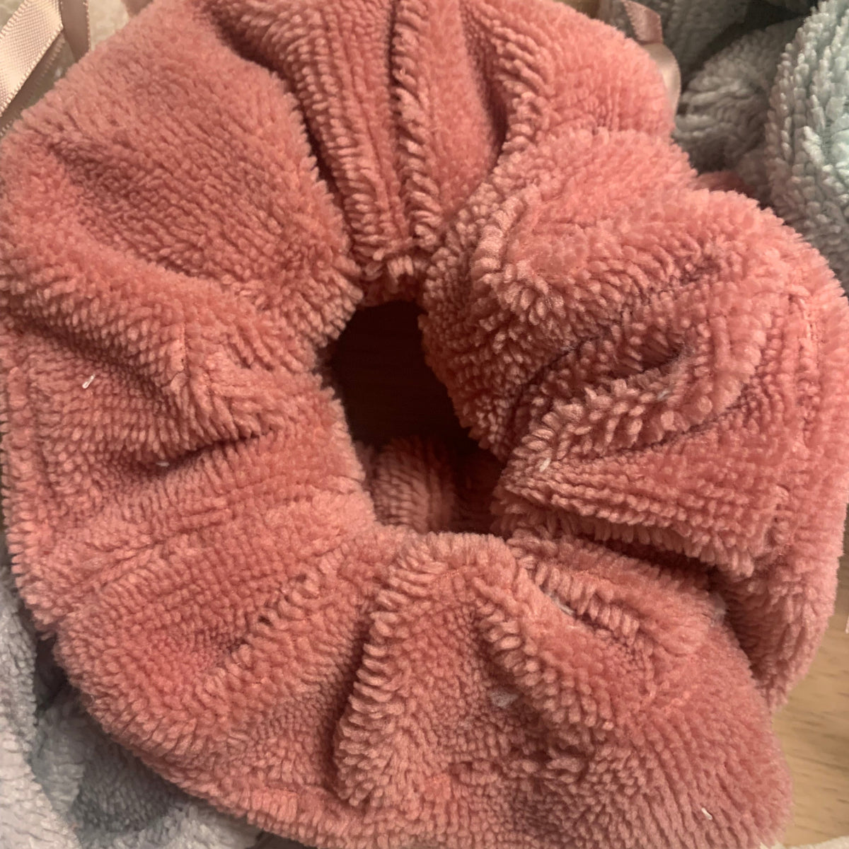 bracelet de poignet en éponge douillette rose  pour que l'eau ne coule pas pendant le nettoyage du visage