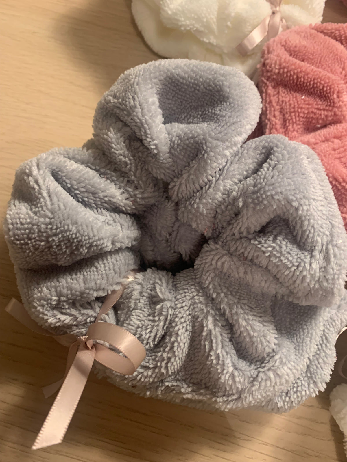 bracelet de poignet en éponge douillette grise  pour que l'eau ne coule pas pendant le nettoyage du visage